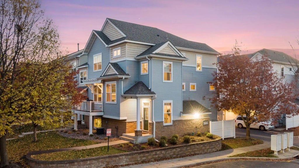 1666 Village Trail E 1, Maplewood
