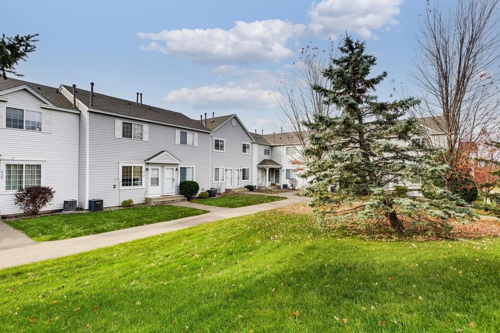 9121 Scarlet Globe Drive, Eden Prairie