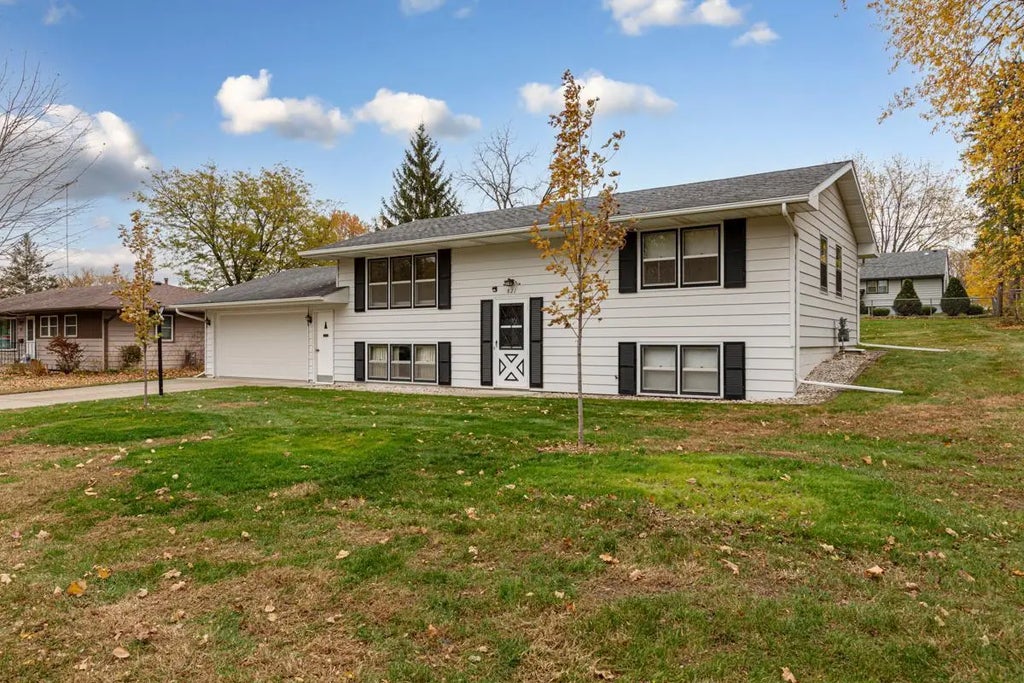 821 Valley View Road, Faribault