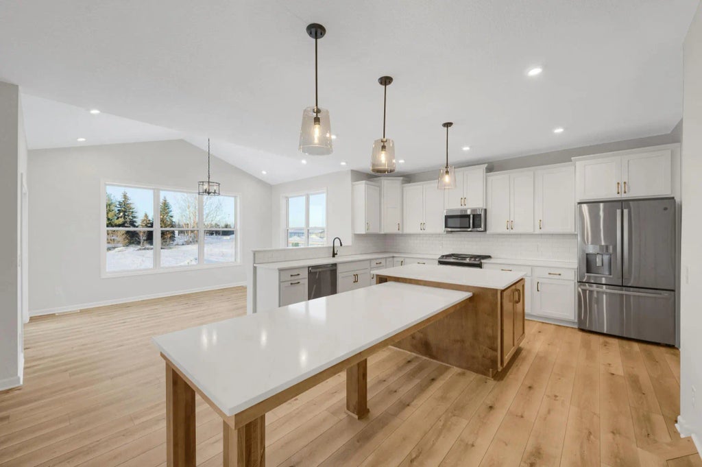 15812 Granada Avenue N, Hugo