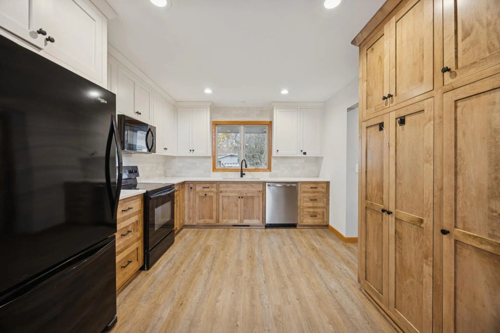 10485 Lee Drive, Eden Prairie