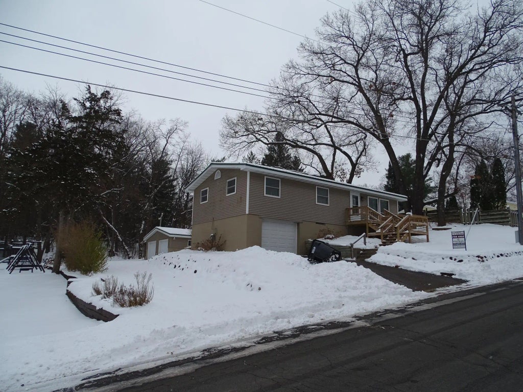 812 11th Avenue E, Durand