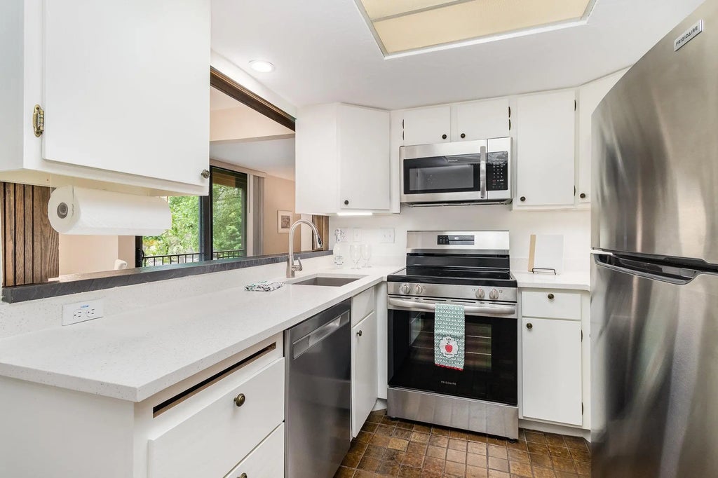 6085 Lincoln Drive 220, Edina