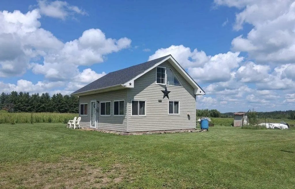 27048 Hawthorn Road N, Hinckley