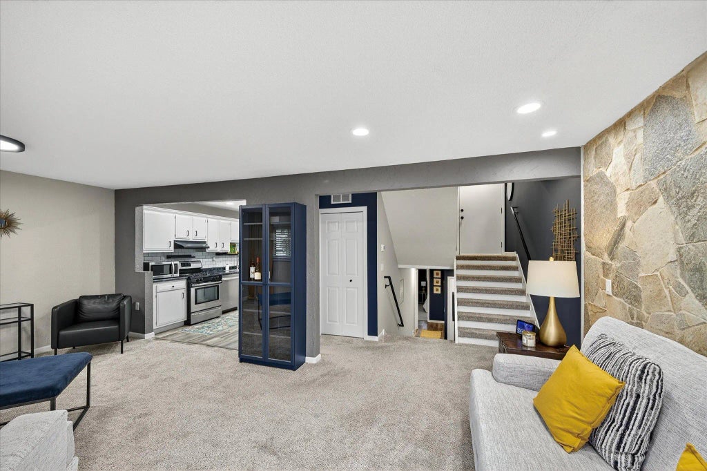 8928 Neill Lake Road 104, Eden Prairie