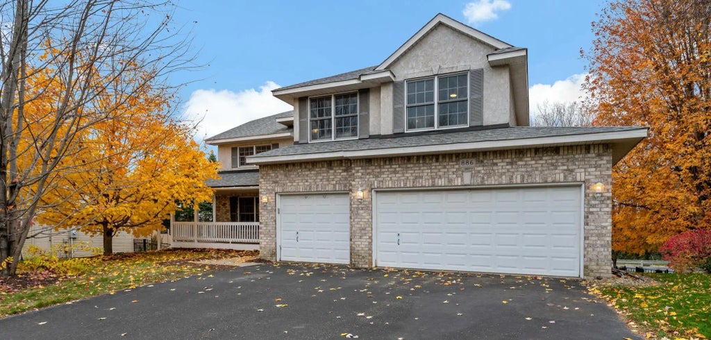 886 Oak Court, Eagan