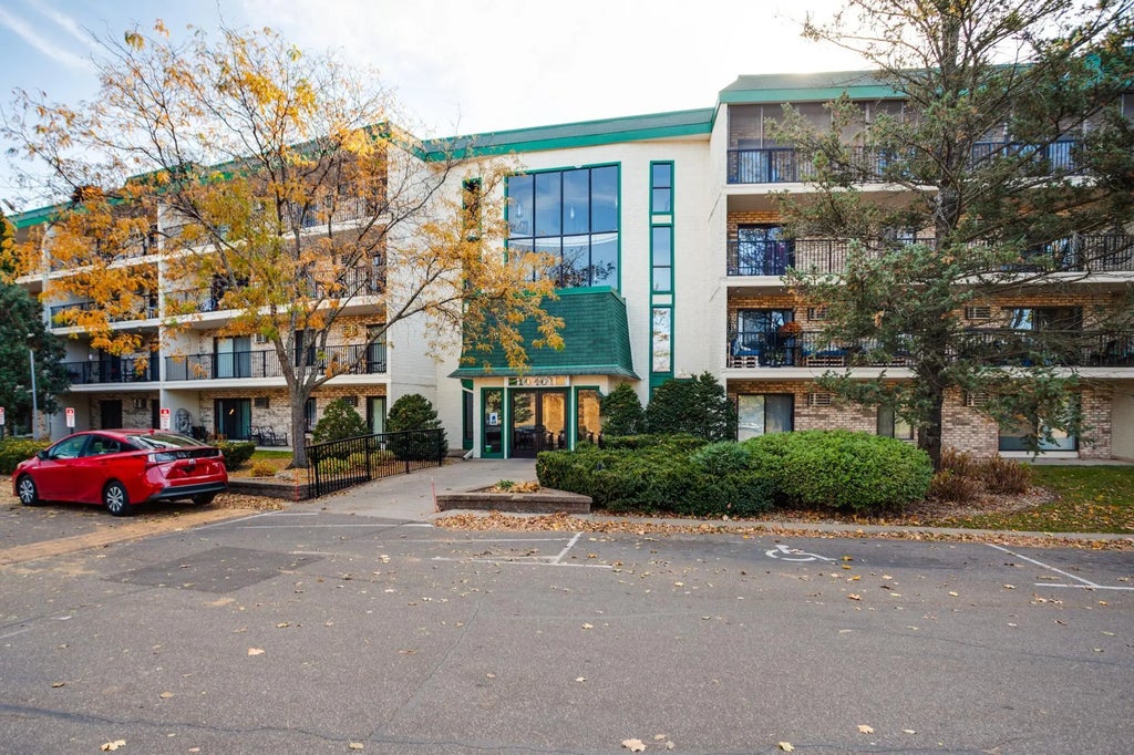 10401 Cedar Lake Road 215, Minnetonka