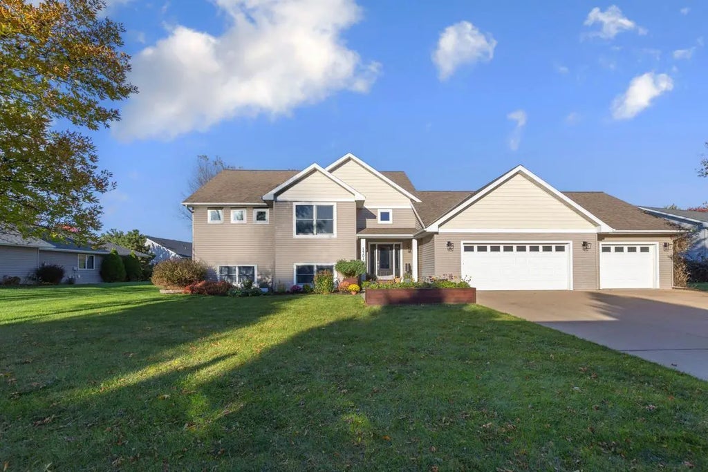 1401 Lloyd Lane, Saint Peter