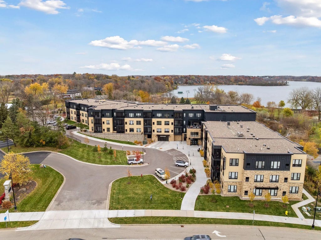 1948 W Wayzata Boulevard 114, Long Lake
