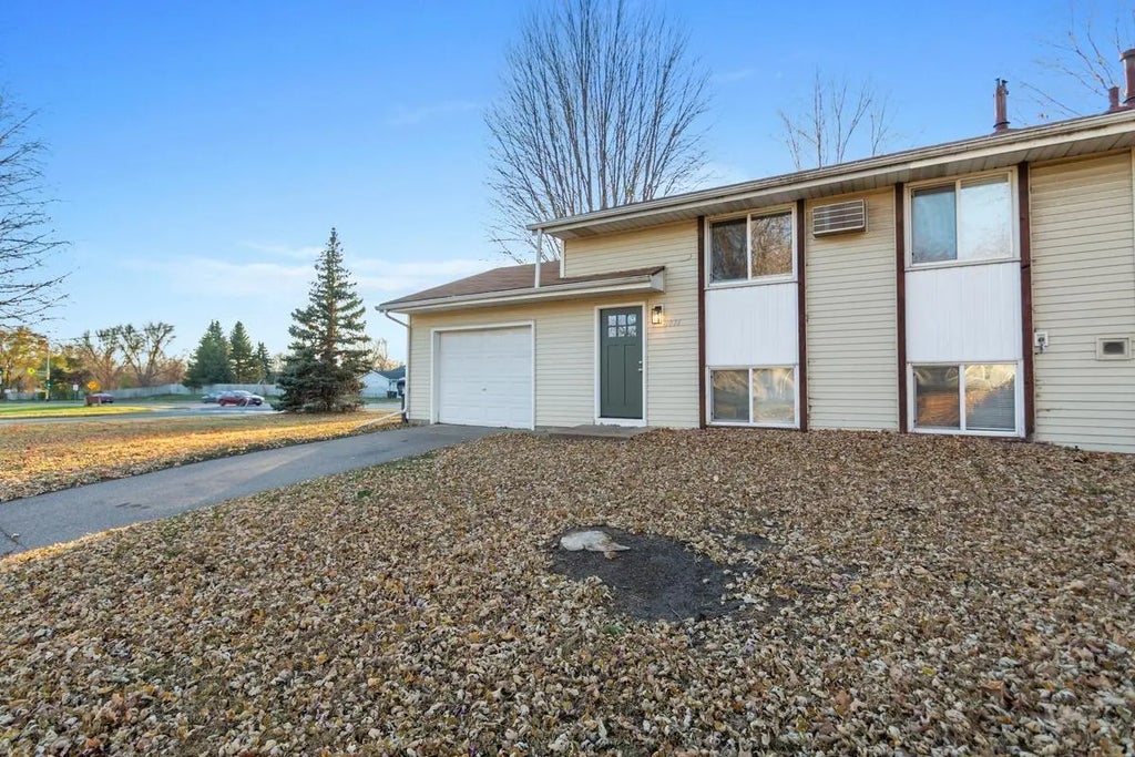 1076 Sibley Street S, Shakopee