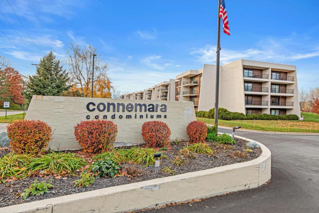 2445 Londin Lane E 208, Maplewood