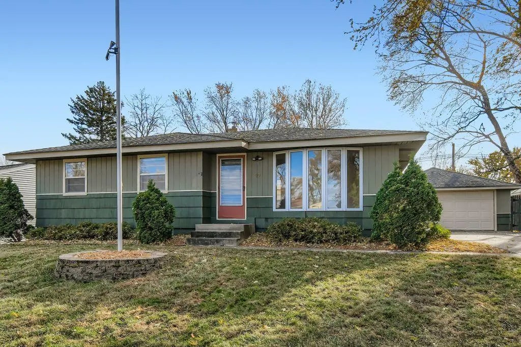 80 Sherrie Lane, Woodbury