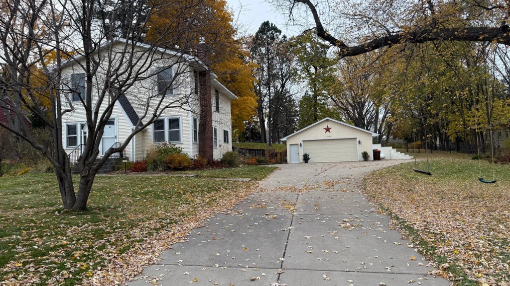 1895 Howard Street N, Maplewood