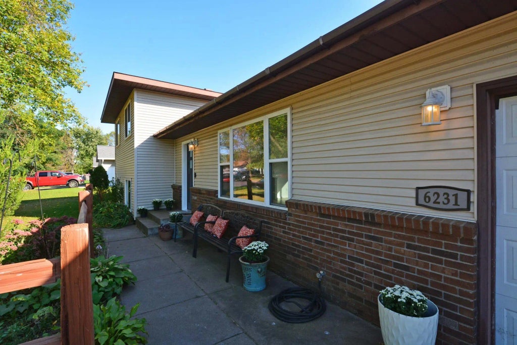 6231 Red Fox Run, North Branch