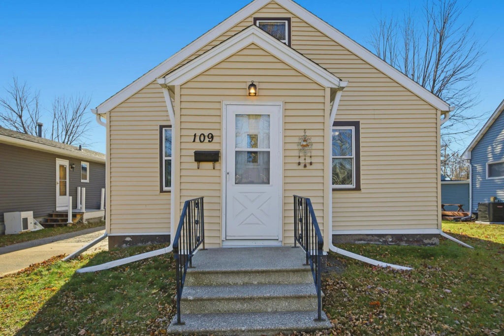 109 5th Avenue W, West Fargo