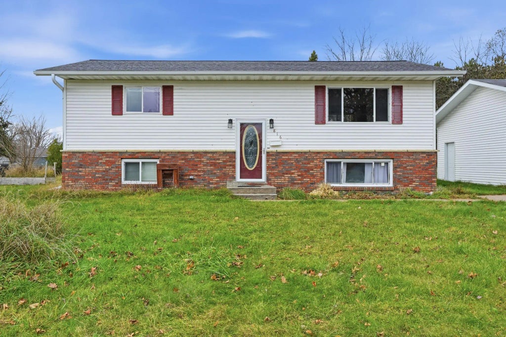 816 E 9th Street S, Ladysmith