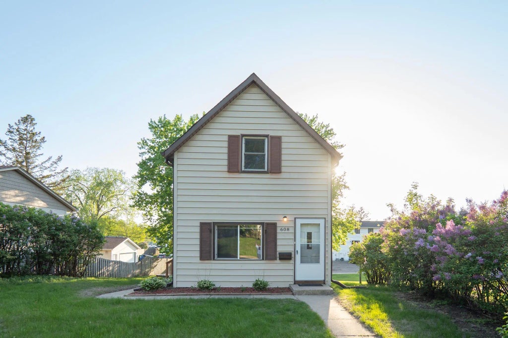 608 7th Avenue S, Hopkins