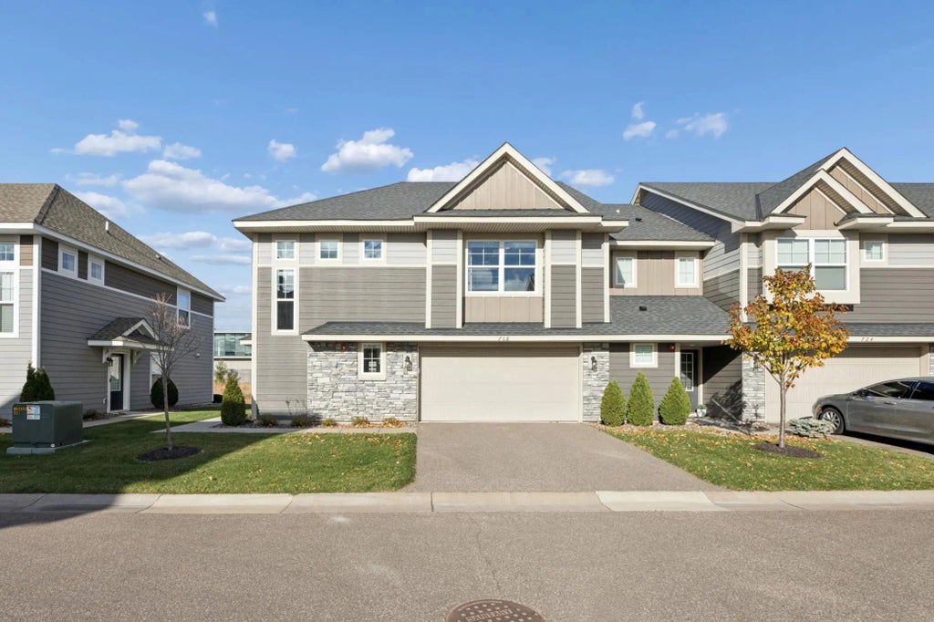 708 Locke Pointe Drive Ne, Fridley