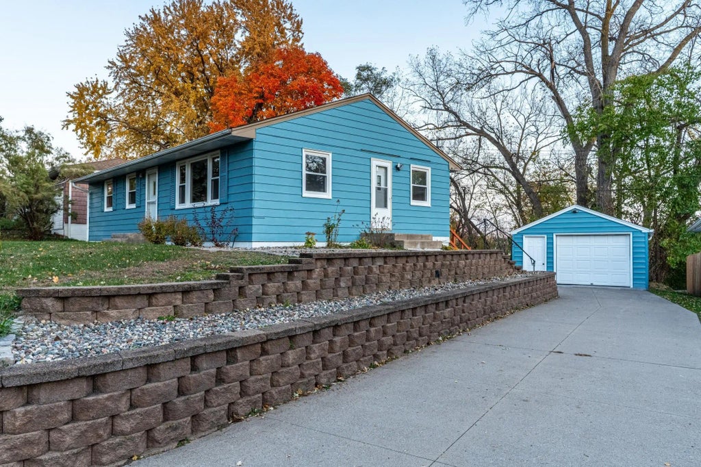 1740 Onacrest Curve, Maplewood