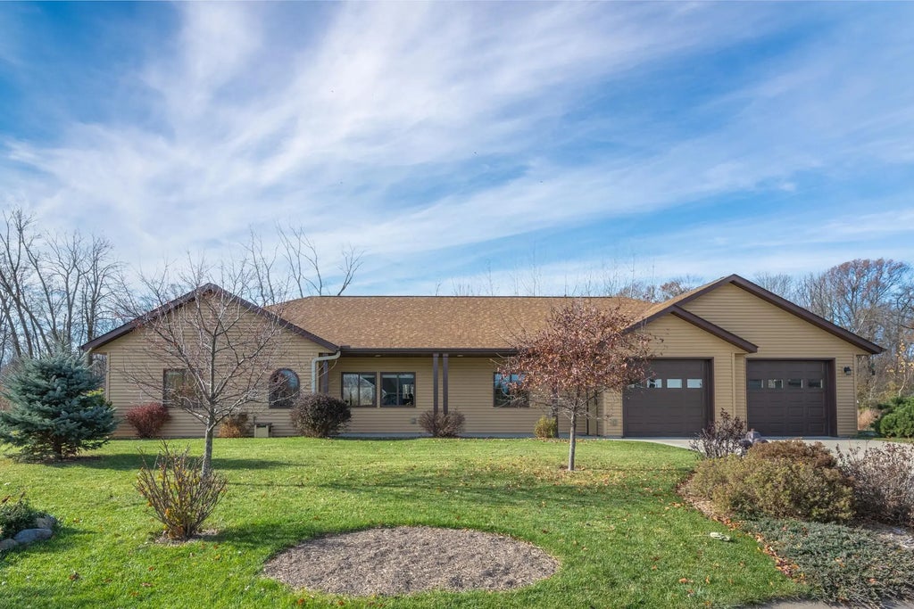 307 Greenview Circle, Amery