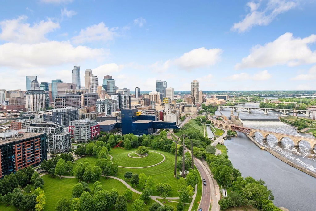 1111 W River Parkway 26a, Minneapolis