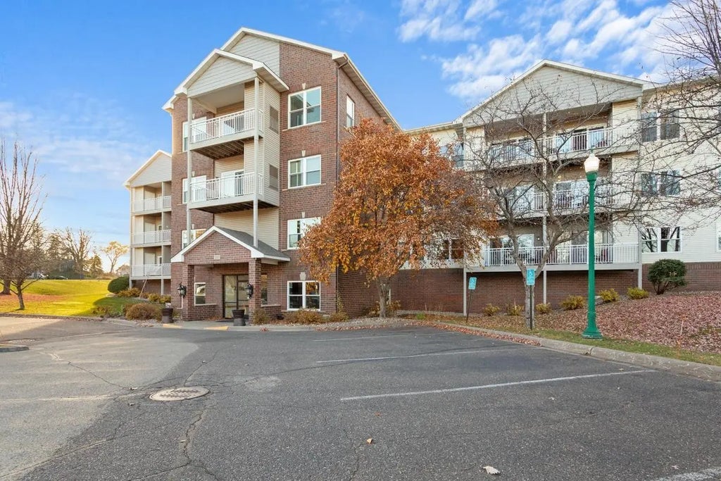 2231 Penn Place 201, North Saint Paul