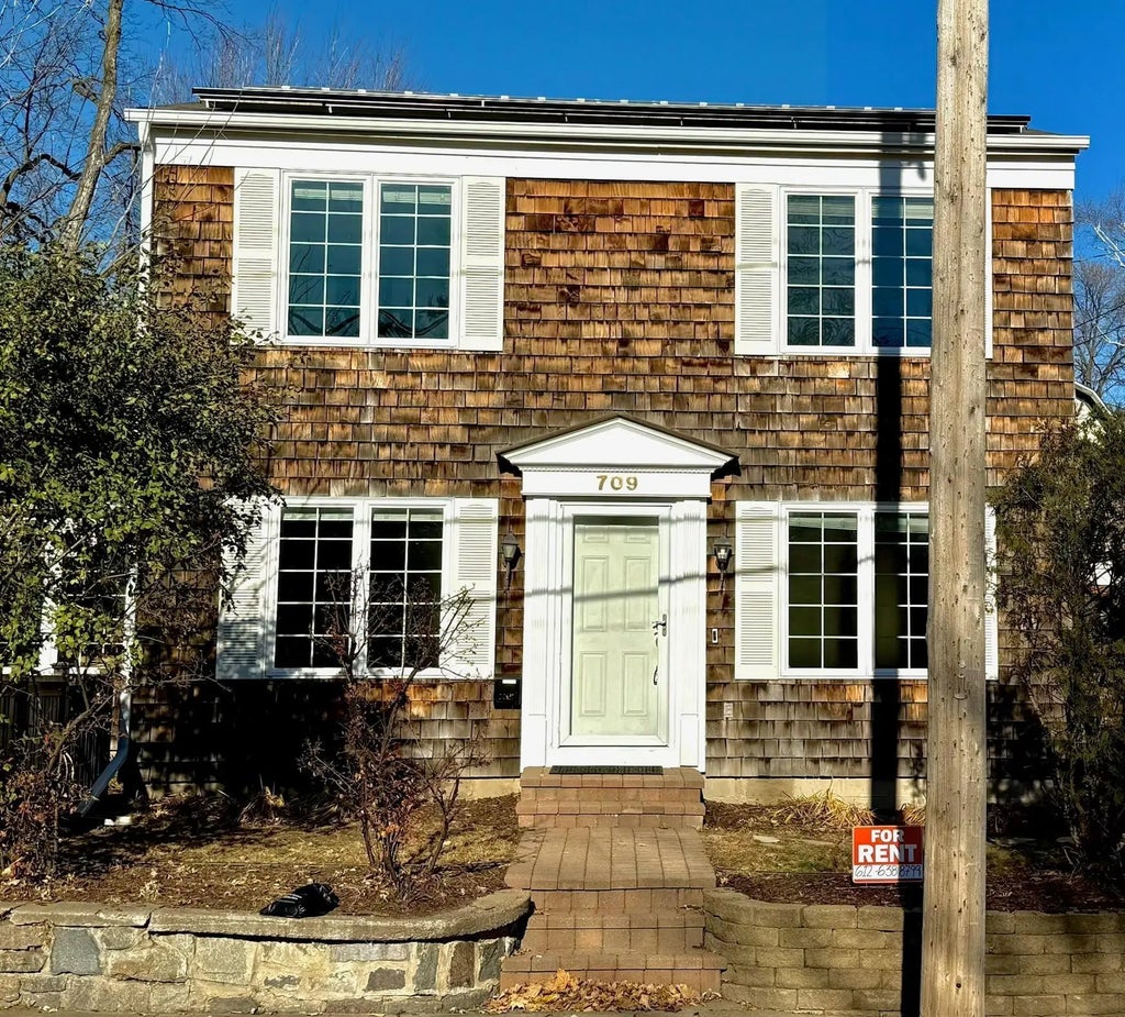 709 Wayzata Boulevard E, Wayzata