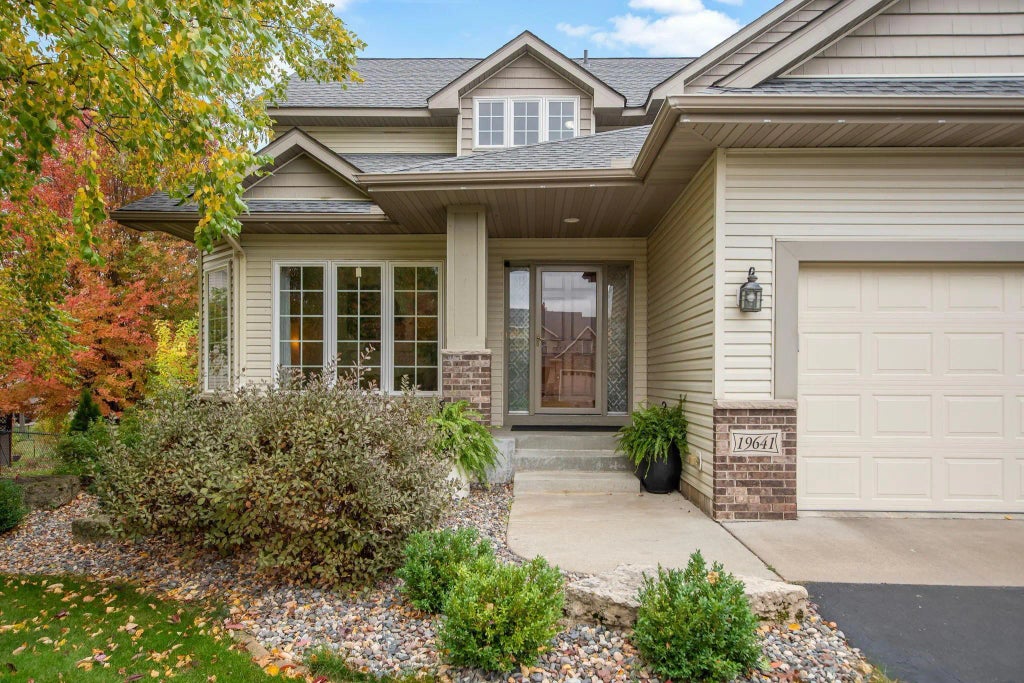 19641 Camrose Way, Farmington