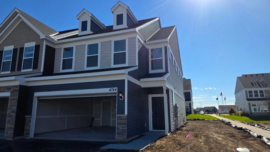 4744 Airlake Curve, Woodbury