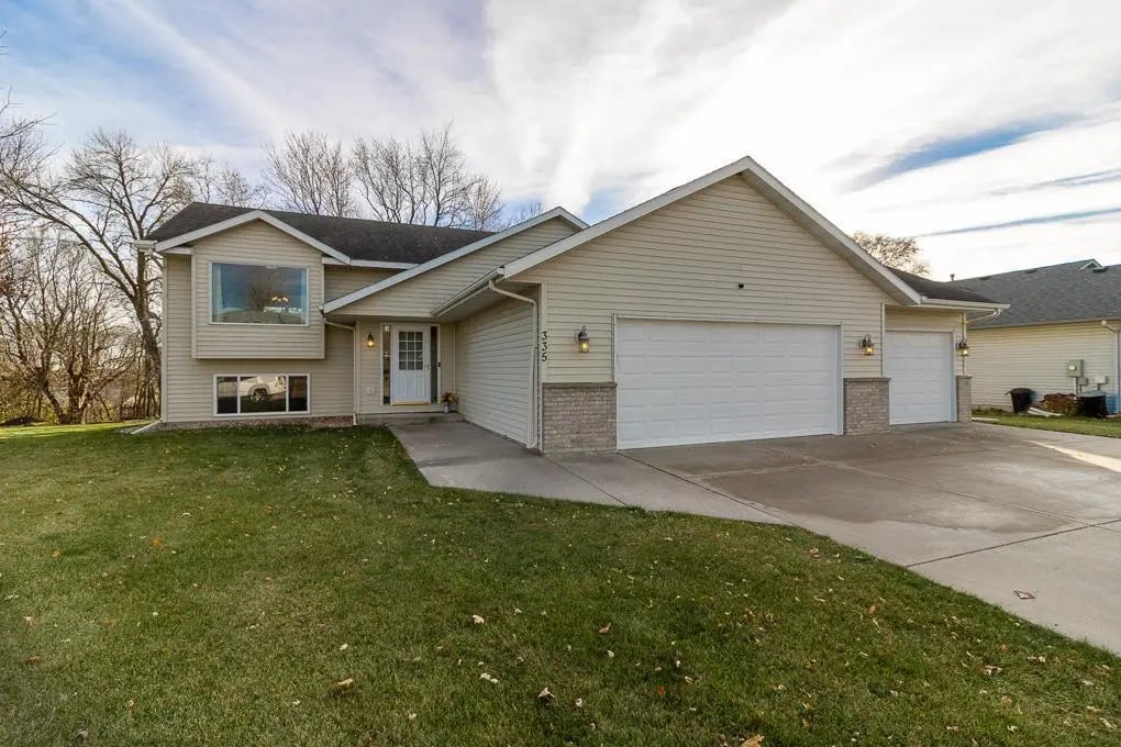 335 E Woodridge Drive, Le Center