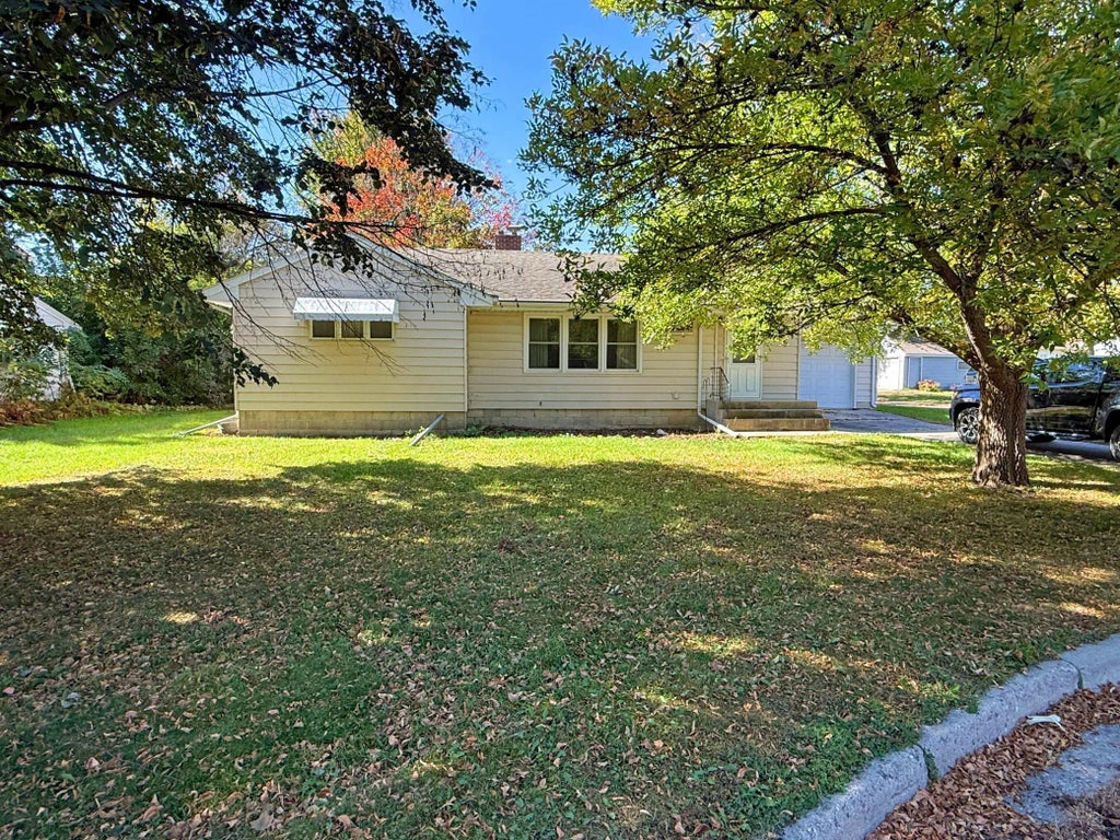 530 3rd Street E, Hector