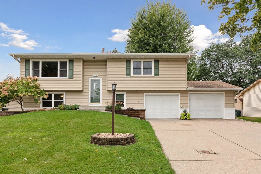 2074 Carnelian Lane, Eagan