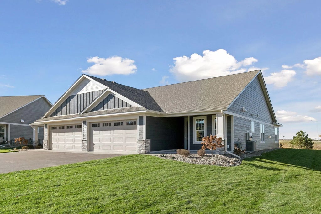 1423 Kasilof Court, River Falls