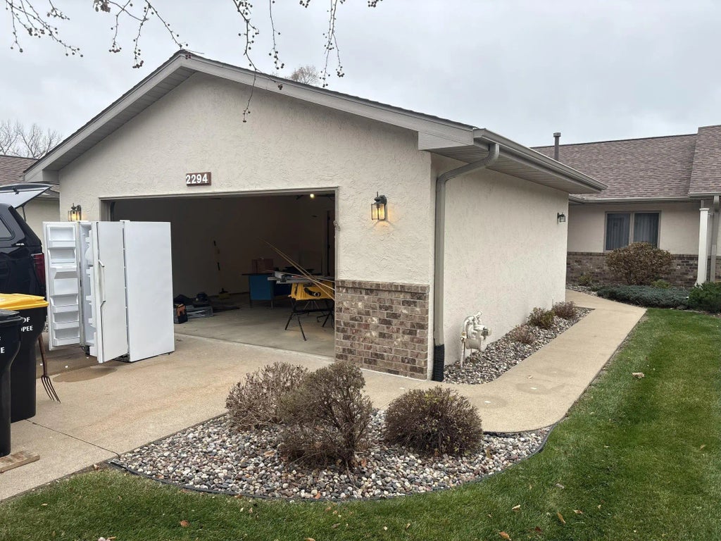 2294 Pinewood Drive, Shakopee