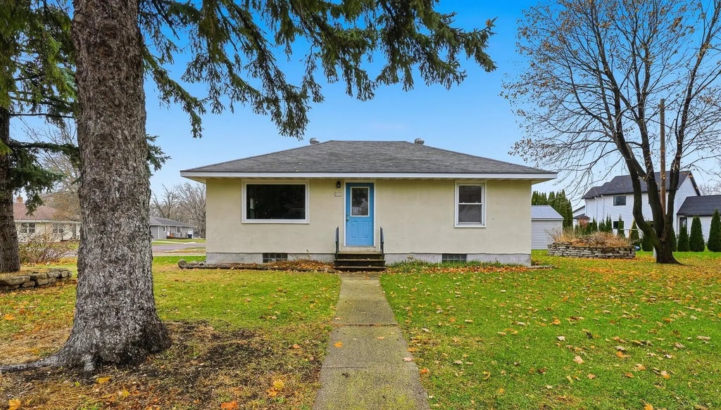 302 Minnesota Avenue E, Minnesota Lake