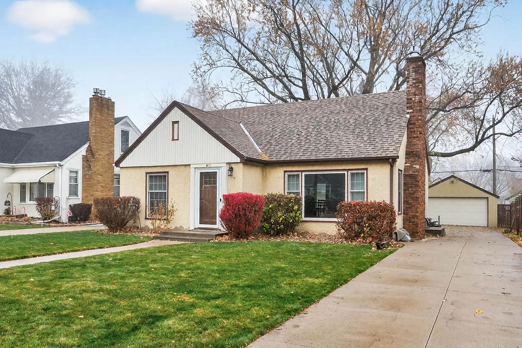 911 Montana Avenue W, Saint Paul