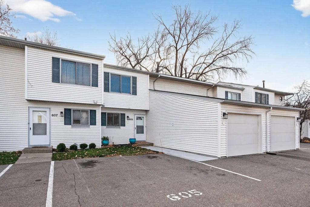 605 Portland Drive E, Burnsville