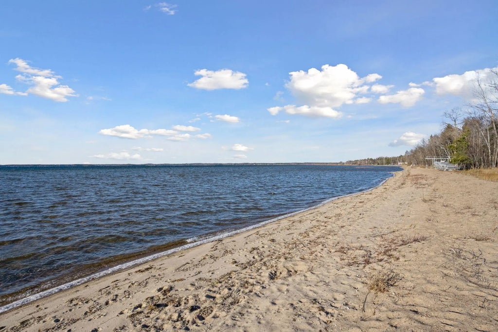 12553 N Pelican Lane, Mission Twp