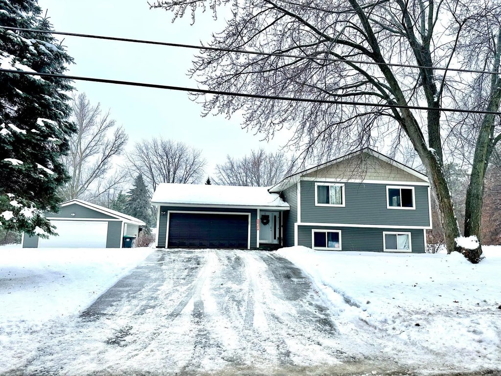 762 Oak Lane, Circle Pines