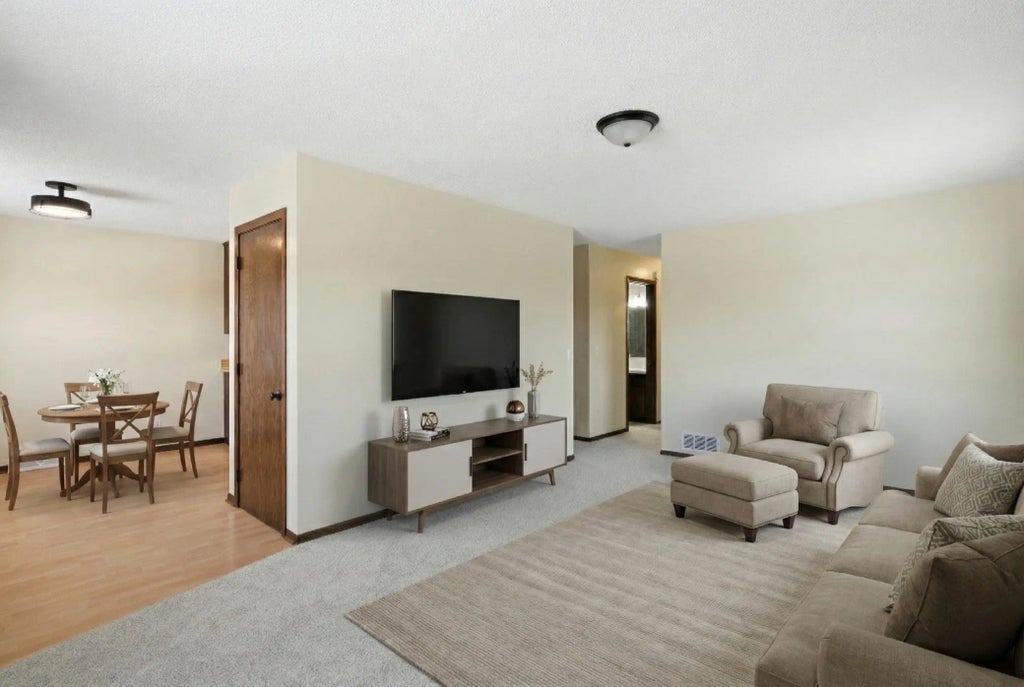 960 43 1/2 Avenue Ne, Columbia Heights