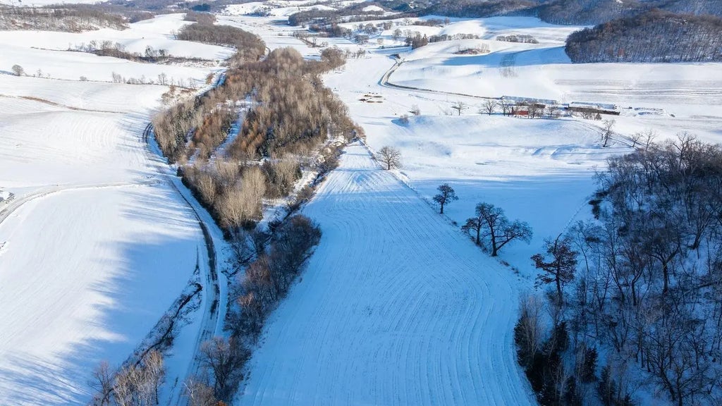 Lyga Valley Road, Independence