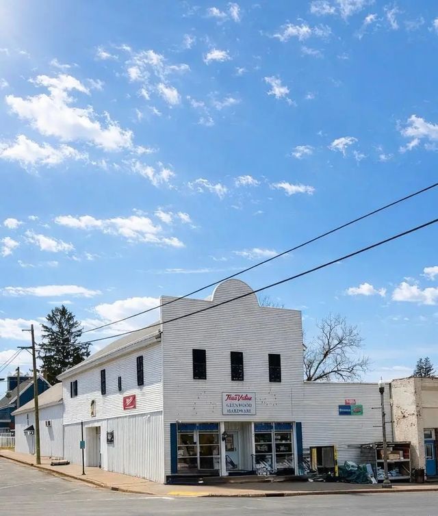 147 E Oak Street, Glenwood City
