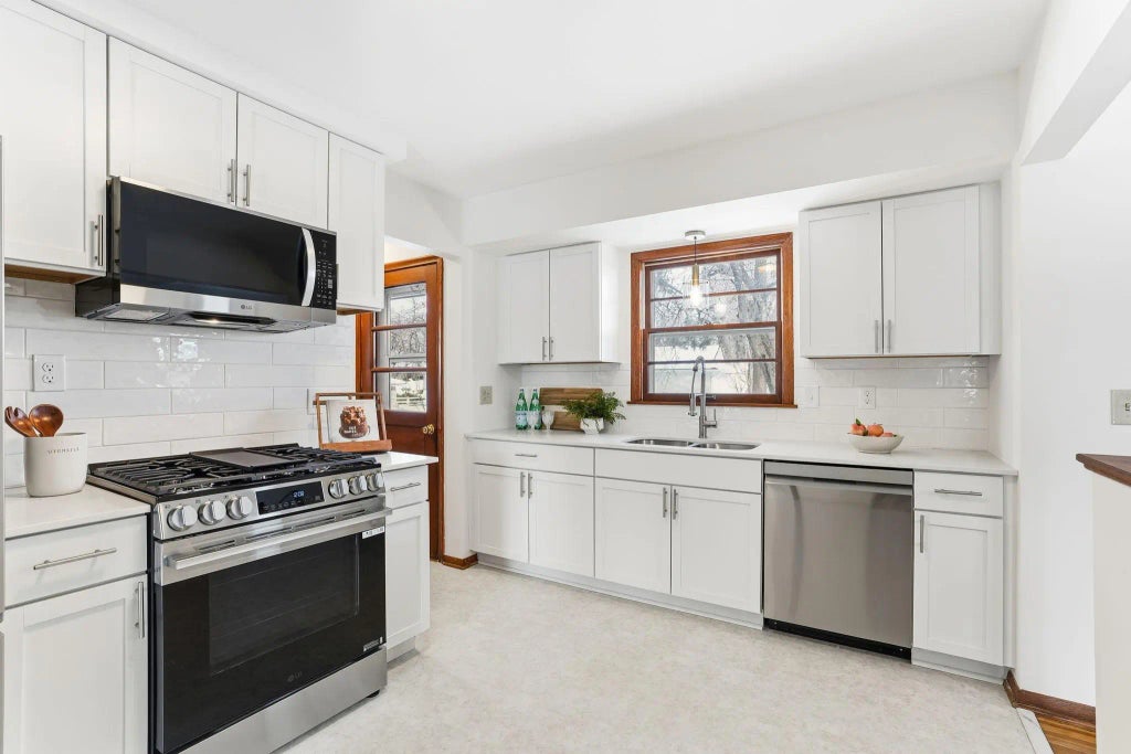 8416 Meadow Lake Road N, New Hope