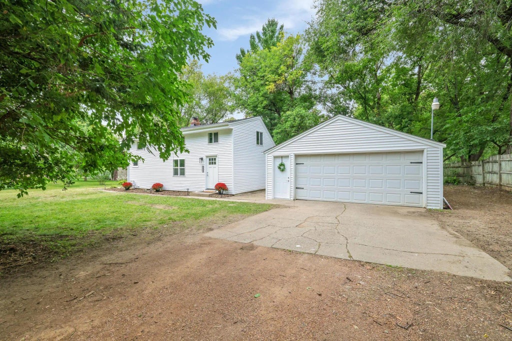 6690 Nez Perce Drive, Chanhassen