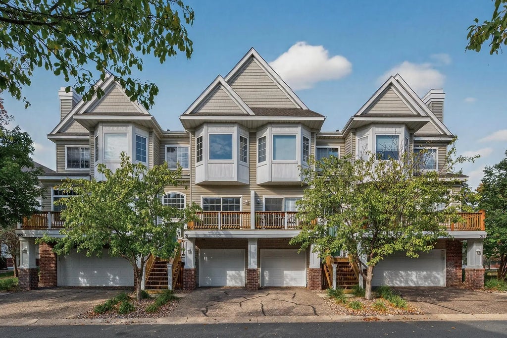 211 Christenson Way Ne, Fridley