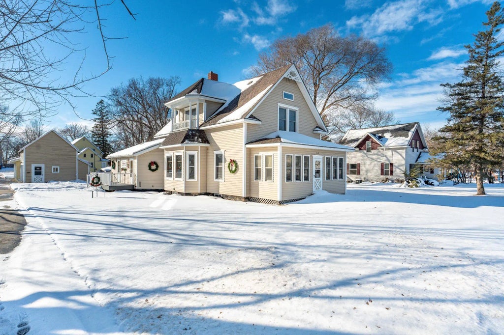 310 Douglas Avenue, Henning