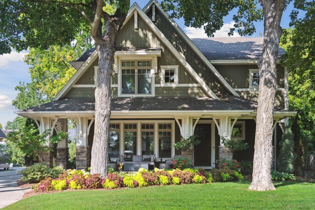 633 Park Street E, Wayzata