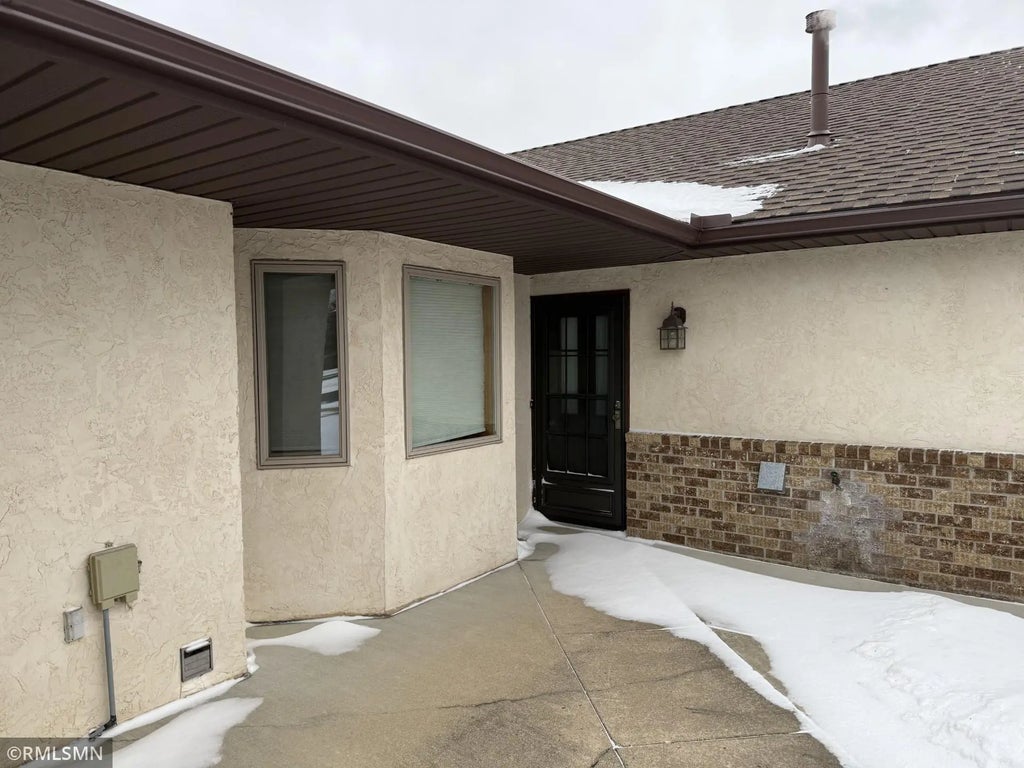 1928 Vierling Drive E, Shakopee