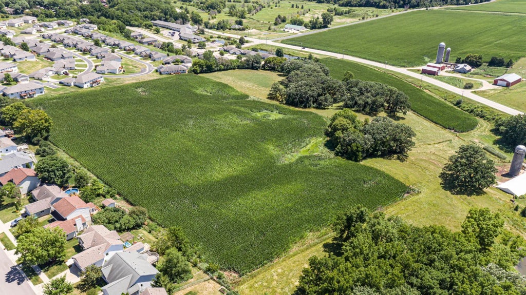 Xxxxxx Country Club Road W, Rochester