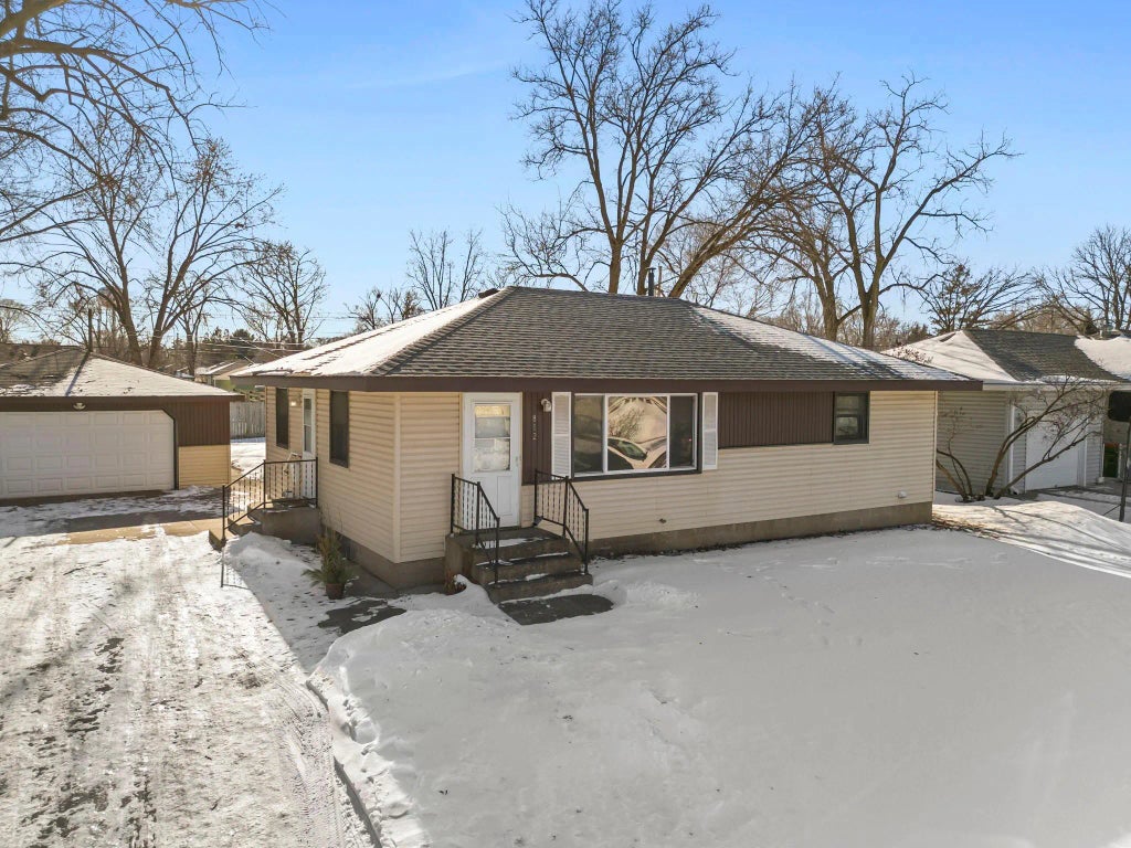 882 Lund Avenue Ne, Spring Lake Park